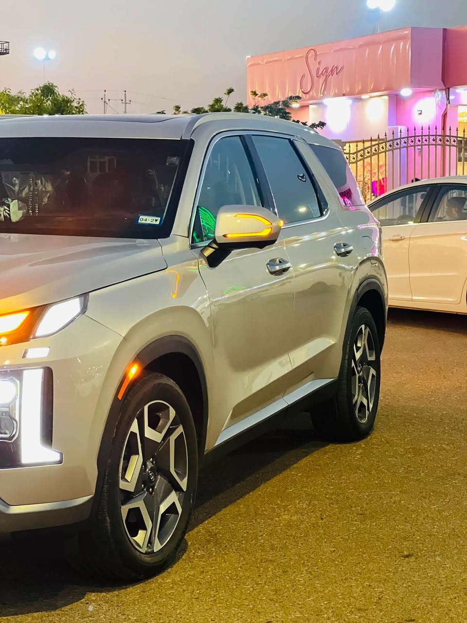 🚘 للبيع | هيونداي باليسيد 2025 لمتد (Limited) 🚘

✨ اللون: سلفر
📍 الموقع: الفلوجة
🚘 رقم: الأنبار
📖 داخلة على كتاب الشهداء
📏 الممشى: 19 ألف كم فقط

المواصفات:
✅ محرك V6 سعة 3.8 لتر (295 حصان)
✅ ناقل حركة أوتوماتيك 8 سرعات
✅ تشغيل بصمة ودخول ذكي لجميع الأبواب
✅ شاشة عدادات رقمية 12.3 إنج
✅ شاشة معلومات وترفيه 12.3 إنج
✅ نظام ملاحة (Navigation)
✅ Apple CarPlay وAndroid Auto
✅ شاحن لاسلكي للهاتف
✅ نظام صوت Harman Kardon الفاخر
✅ كاميرات 360°
✅ كاميرا النقطة العمياء داخل شاشة العدادات
✅ حساسات أمامية وخلفية
✅ رادار أمامي مع الكبح التلقائي
✅ مثبت سرعة ذكي (Smart Cruise Control)
✅ نظام المحافظة على المسار ومساعد القيادة على الطرق السريعة
✅ مراقبة النقطة العمياء والتنبيه من حركة المرور الخلفية
✅ فتحة سقف 
✅ مقاعد جلد فاخرة
✅ تبريد وتسخين للمقاعد الأمامية والخلفية
✅ تدفئة المقود
✅ ذاكرة لمقعد السائق
✅ مقاعد كهربائية
✅ تكييف أوتوماتيك ثلاثي المناطق
✅ ستائر جانبية للمقاعد الخلفية
✅ باب خلفي كهربائي ذكي
✅ جنوط ألمنيوم قياس 20 إنج
✅ إضاءة LED أمامية وخلفية كاملة
✅ 7 مقاعد  للعائلة
✅ عدة أنظمة أمان مع وسائد هوائية متعددة

🚗 السيارة بحالة ممتازة جدًا حادثها جاملغ ايسر فقط ، استخدام شخصي، جاهزة للفحص بأي مكان، ولا تحتاج أي مصروف.

📍 العنوان: الفلوجة
📞 للاستفسار: ***********
