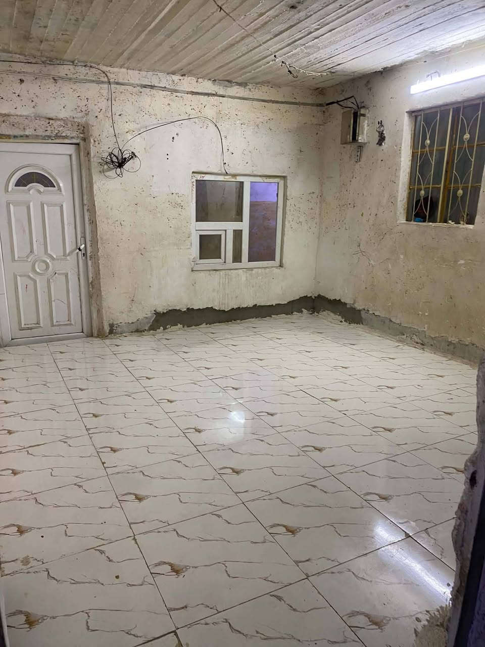 سلام عليكم 
بيت للأيجار 100 متر 
كراج وصحيات كامل 
بيت جاهز سيراميك كل نقص مابي
الموقع حي النور الأوله. قرب جامع الامام الحسن 
***********
