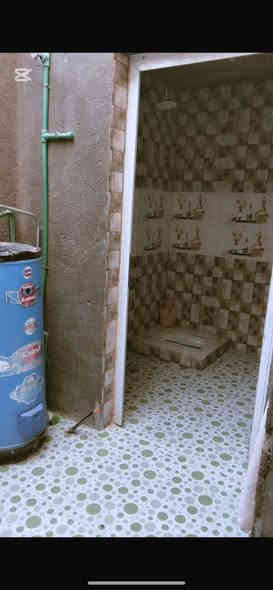 تفاصيل  شارع رئيسي مو فرعي موقع تجاري   البيت بلوك كهربائي صب كونكريت سطح شتايكر ارضيه بورسلين  👍غرفتين وصاله  وكليدور محل داخل لبيت باب داخلي وخارجي ومطبخ ✅

وديوانيه وصحيات داخليه خارجيه ✅

 ويه بيت اثاث 3سبالت ومكيف وديوان وغرفت نوم وكاونتر وكراج سياره  تصل صاحب البيت بي وتساب***********
