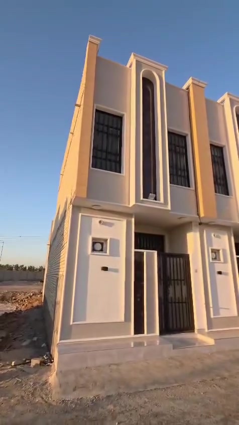 استكشف فرصتك الذهبية لامتلاك منزل أحلامك في قلب كربلاء المقدسة. 🏡 نقدم لكم داراً بمساحة 50 متر مربع، طابق ونص، في حي الجامعة النابض بالحياة. يقع هذا المنزل مباشرة مقابل مدينة الزائرين، وعلى بعد 10 دقائق بالسيارة فقط من مرقد الإمام الحسين عليه السلام. 🕌 سند ملكية حديث (25) يضمن لكم راحة البال. لا تفوتوا هذه الفرصة الاستثمارية المميزة. تواصلوا معنا الآن للمزيد من التفاصيل: *********** | ***********. #عقارات_كربلاء #بيت_للبيع #فرصة_استثمارية #كربلاء_المقدسة
