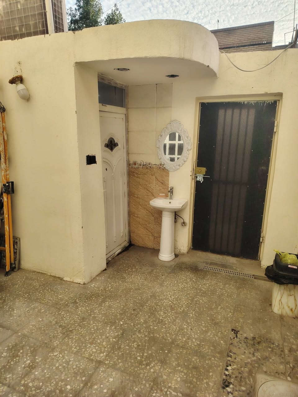 نصف قطعة للبيع شرك طابقين نظيفة جداً مساحة 72 م
في قطاع 54 بفرع جامع وحسينية الائمة شارع عريض وقريبة ع شارع ٣ غرف وحدة سويت وصالة ومطبخ و٢ حمامات وسطحين واحد بي مخزن جبير اي استفسار الاتصال على الرقم ***********
