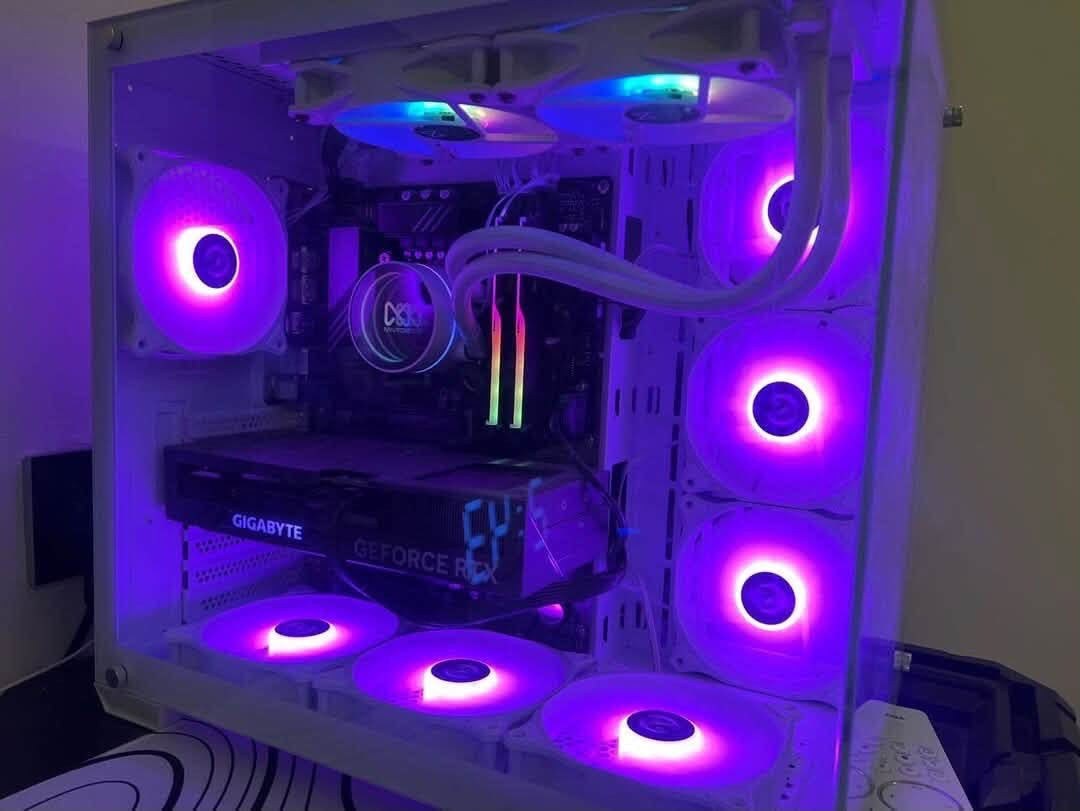 � للبيع PC Gaming قوي جدًا - يشغل جميع الألعاب على أعلى الإعدادات 🔥
📌 المواصفات:

•  🧠 Intel Core i5-14400F
•  🎮 RTX 4070 SUPER (3 Fan)
•  💾 32GB DDR5 6600MHz (2×16GB)
•  🖥️ Motherboard B760
•  ⚡ SSD 1TB
•  🔌 Power Supply 850W Gold
•  ❄️ مبرد مائي 240mm
•  🖤 Full Tower Case مع 7 مراوح RGB

✅ يشغل أحدث الألعاب مثل GTA 6 (عند نزولها على PC)، Cyberpunk 2077، Black Myth: Wukong وغيرها على إعدادات عالية جدًا.
✅ الجهاز نظيف، جاهز للاستخدام، بدون أي مشاكل

للتواصل (***********)
