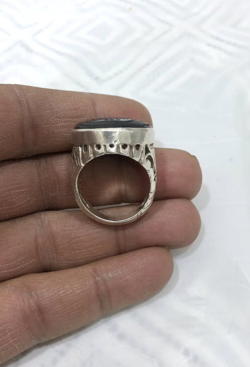 سلام عليك خاتم بحجر عقيق يماني اسود مخطوط (ربنا اتنا في الدنيا حسنة وفي الاخرة حسنة وقنا عذاب النار) بصياغة يدوية ثكيلة قياس 22/23 للبيع فقط يوجد توصيل


**إذا كنت صاحب هذا الإعلان وتريد حذفه لأي سبب، رجاءا أرسل رسالة إلى الدعم الفني**