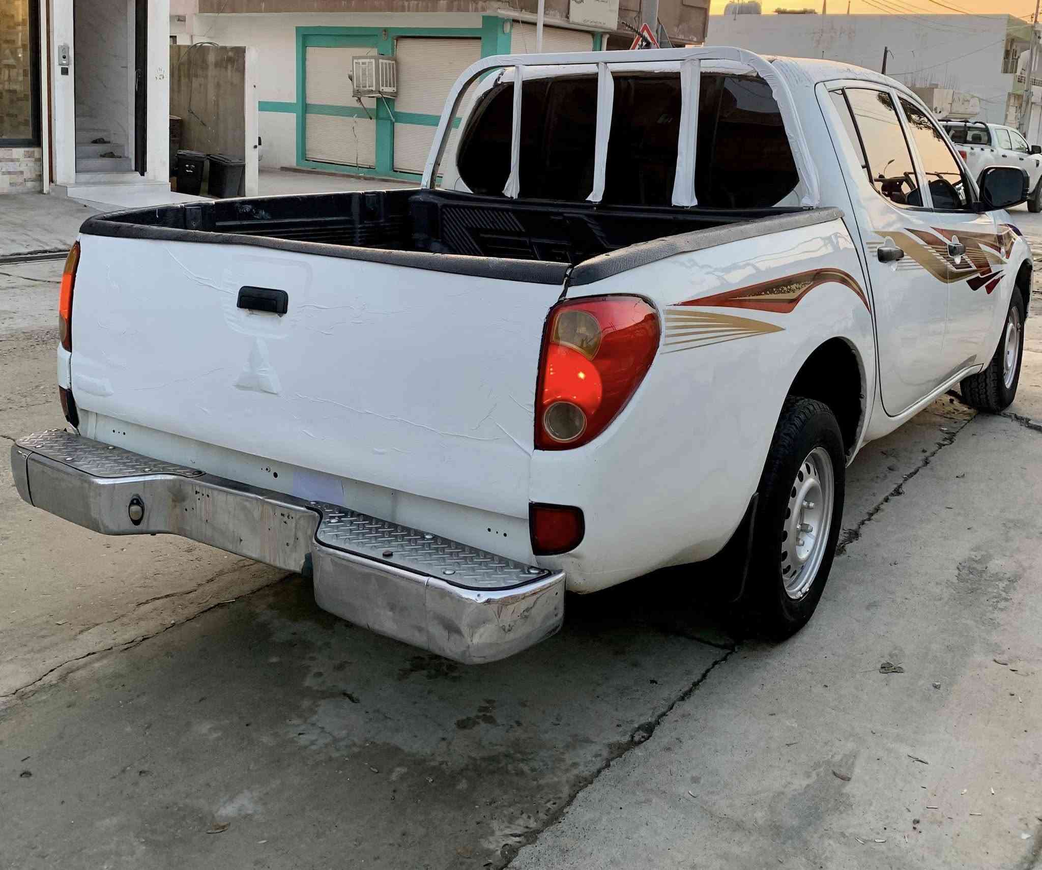 ( قــەزافـی ٢٠١٠ ) ســاغ ســاغ  نــە مـوس نـە بـڕاوە
سـەیـارەکـە زۆر جـوانـە گـێڕو مـەکـیـە بـە شـەرت
چـوار تـایەو ویـلـی لـۆکـی لـە ژێـرە کـامل بۆیـاغ!!!
قـنـجـێـکـی بـچـوکـی پـێـشـەوەی هـەیە بـڵام
هـەیـکـەلـی زۆۆر زۆۆر جـوانـە مـاڵـی مـەدەنـی 
بـە شـەرت هـەمو کـارەبای ئـیش ئـەکات ***********
