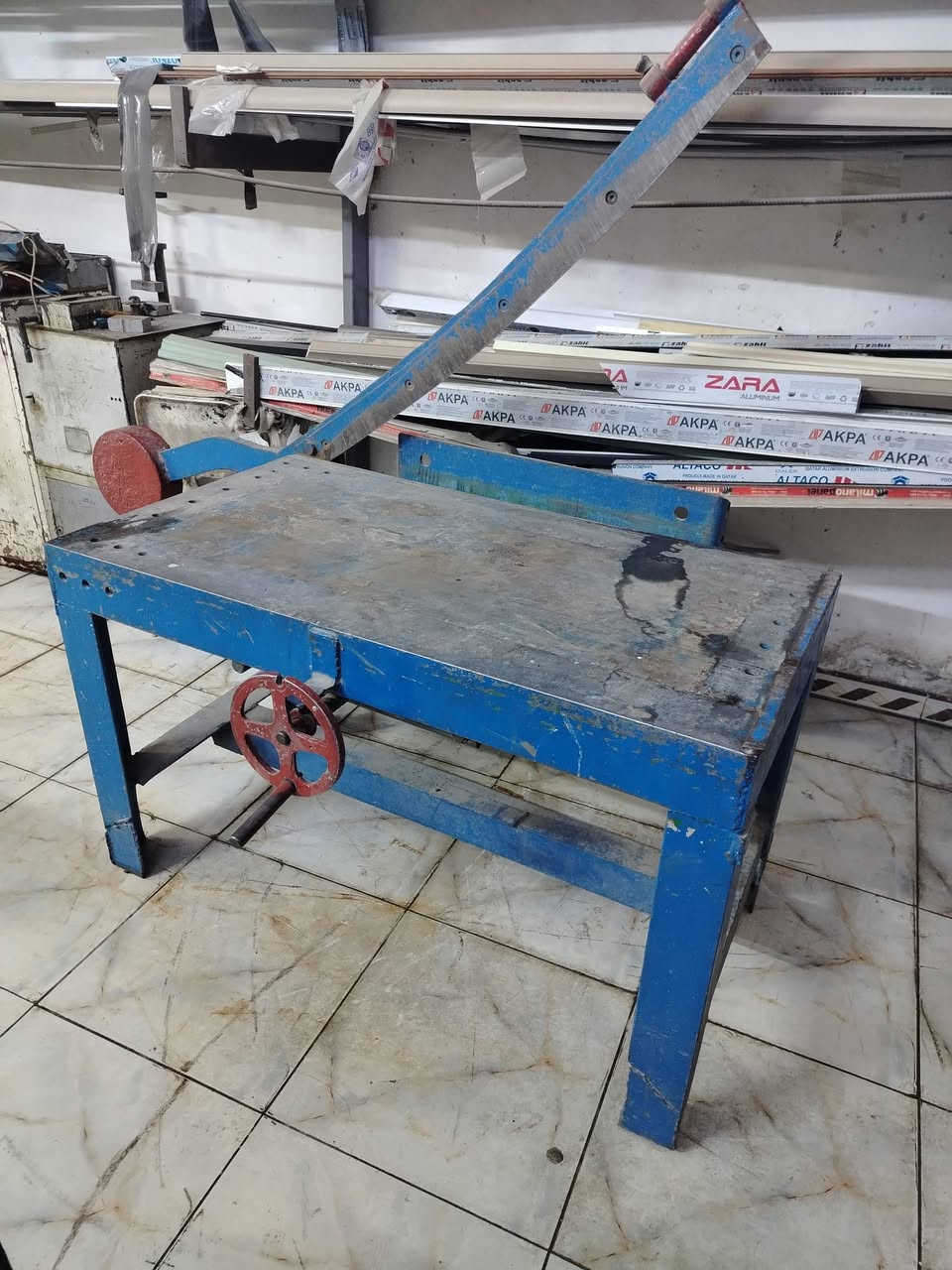 السلام عليكم للبيع طبر ثكيل درجة اولة كصتة حلوة مكانة بغداد لأمين الثانية السعر 500 وبي مجال ***********
