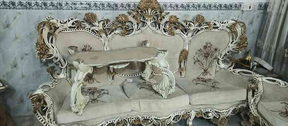 سلام عليكم
تخم مصري شغل درجه اولى نيضف كلش يحتوي على 
4كراسي  وقنفات اثنين
وماصات 3صغار وحده كبيره
مكانه بابل حي الزهراء شارع الخدمي 

السعر 600 ألف وبي مجال 

***********

.
