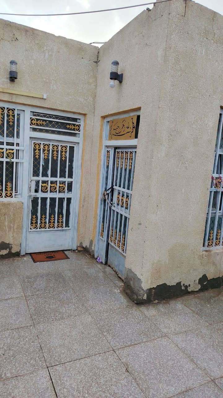 الشراي يدخل خاص فقط
ولحد يصير فهيم ويكلي ينكص ما مشمول بلكص لئن مو عل مشروع سادس فرع عن المشروع✅🚫

بيت طابو زراعي نظيف 
خلف حي الحضاره مباشرتاً 

مساحه 110 عكاده بناء استقبال 4×5
وصاله ومطبخ وغرفه وتركين 
+ صحيات خارجيه وحمام داخلي مرقم من دوله بي
مي وكهرباء ومجاري 

للاستفسار اتصلو 
***********
السعر 35 بي مجال بسيط
