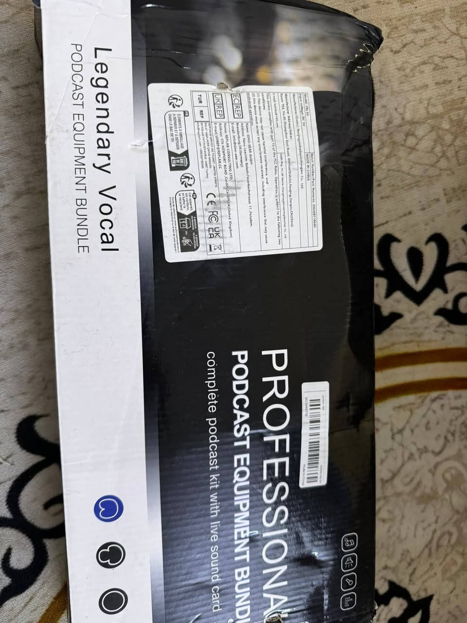 بكج الاستوديو المتكامل (Legendary Vocal) 🎙️
الجهاز الرئيسي:
✅ كارت صوت V8S المطوّر: (بي إضاءة RGB، مؤثرات صوتية مباشرة، وتغيير طبقات الصوت).
​الملحقات (قطعة قطعة):
1️⃣ ميكروفون احترافي: (لون ذهبي وأسود، صوته نقي جداً).
2️⃣ ستاند حديد (Arm Stand): (ذراع متحرك يتثبت عالميز).
3️⃣ فلتر حماية (Pop Filter): (يصفي مخارج الحروف).
4️⃣ مانع اهتزاز (Shock Mount): (يمسك الميكروفون ويمنع الضوضاء).
5️⃣ غطاء أسفنجي: (حماية إضافية للميكروفون).
6️⃣ مجموعة الأسلاك كاملة: (وصلات الموبايل، الحاسبة، وكابل الميكروفون الأصلي).
​💰 السعر: 45,000 دينار.
📞 للطلب: ***********
