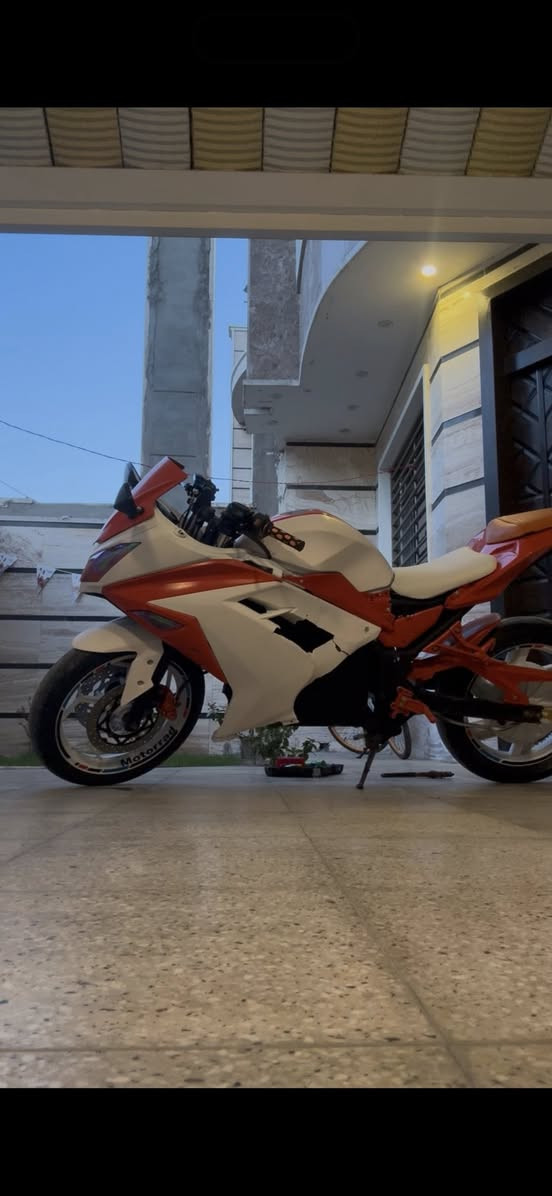 دراجه كهربائيه نوع سسوكي.               الدراجه سرعتها توصل 110 حقيقي ضمان الذراجه عليها بريكات هيدروليك الدراجه بيها وزنها 190 كليو تمشيك 70 كليو على سرعه 100  بطاريات مسطره  الدراجه عليها تابرات bmw اصلي الدراجه سعرها مليونين وسبعميه  وبيها مجال للشراي صدك 
التواصل *********** واتس
