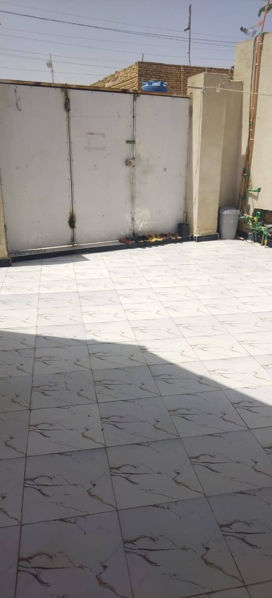 البيت مساحه 250 المساحه الكليه 300 مع قطعه خلف البيت مباشر
عرض شارع القطعه 10 متر وشارع البيت 6 متر 
 اتصل بالرقم  *********** المكان الناصرية
