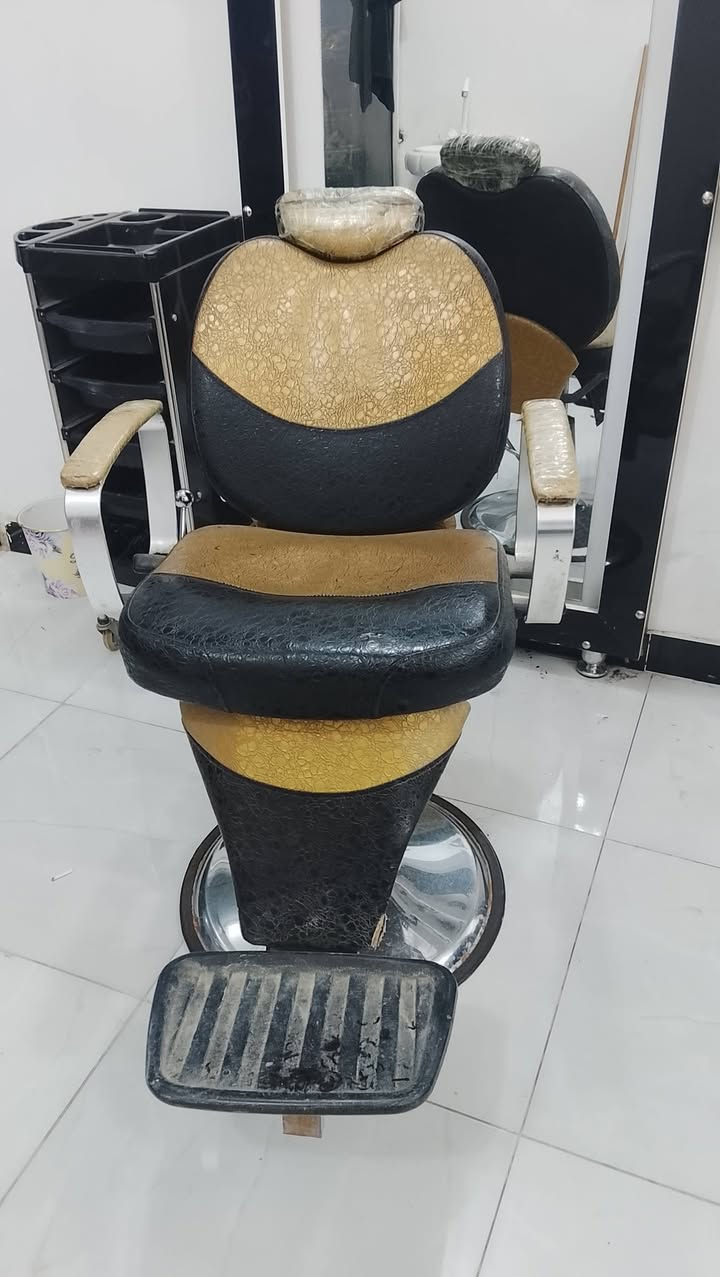 كراسي حلاقه للبيع نضيفات ابيعهم بيعه وحده عنوان واسط النعمانية ***********
