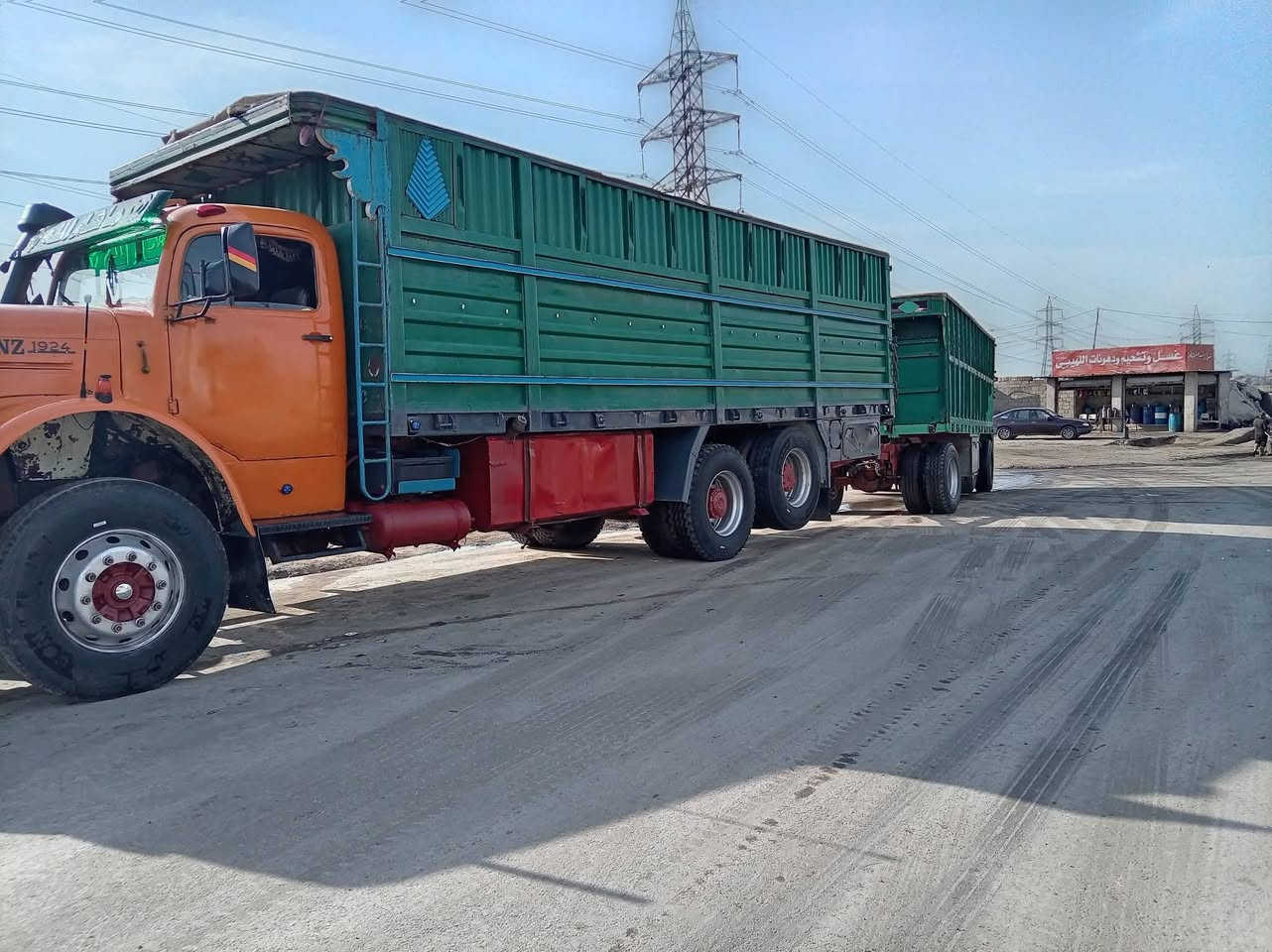 بوز محرك 55/كير برميل 220/سنكل برينه اكسل برينه18/جياف/
رقم نينوى بسمنه مقطوره مثبته عليه موجوده وياها/
طخم تاير 22/رقم نينوى انكليزي/3لوحات/*********** /////***********اتصال صاحب السياره
