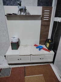 ميز تلفزيون • نضيف • موصل