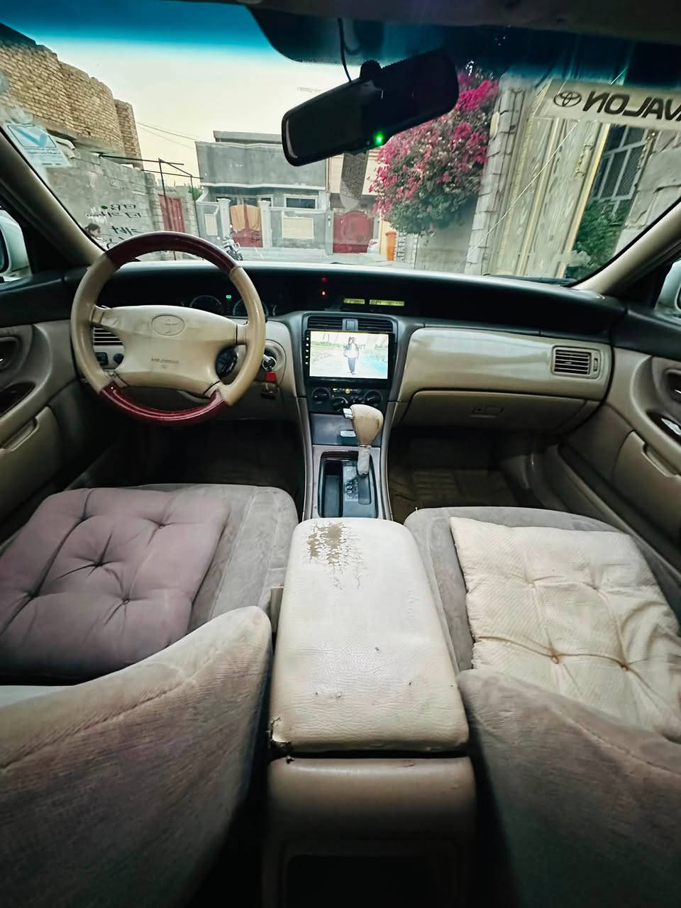 سلام عليكم افلون للبيع موديل 2002خليجي فول بيها  صبغ بل جاملغ الخلفي جهت السايق والباقي كفاله عامه محرك كير تخم تاير جديد للتواصل اتصل على الرقم ***********
