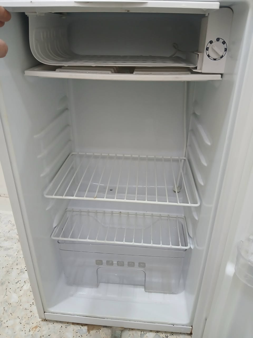 ثلاجة ٥ قدم شغالة فول سعرها ٨٠ ألف عنوان مدينة الصدر حي الصدرين موبايل ***********
