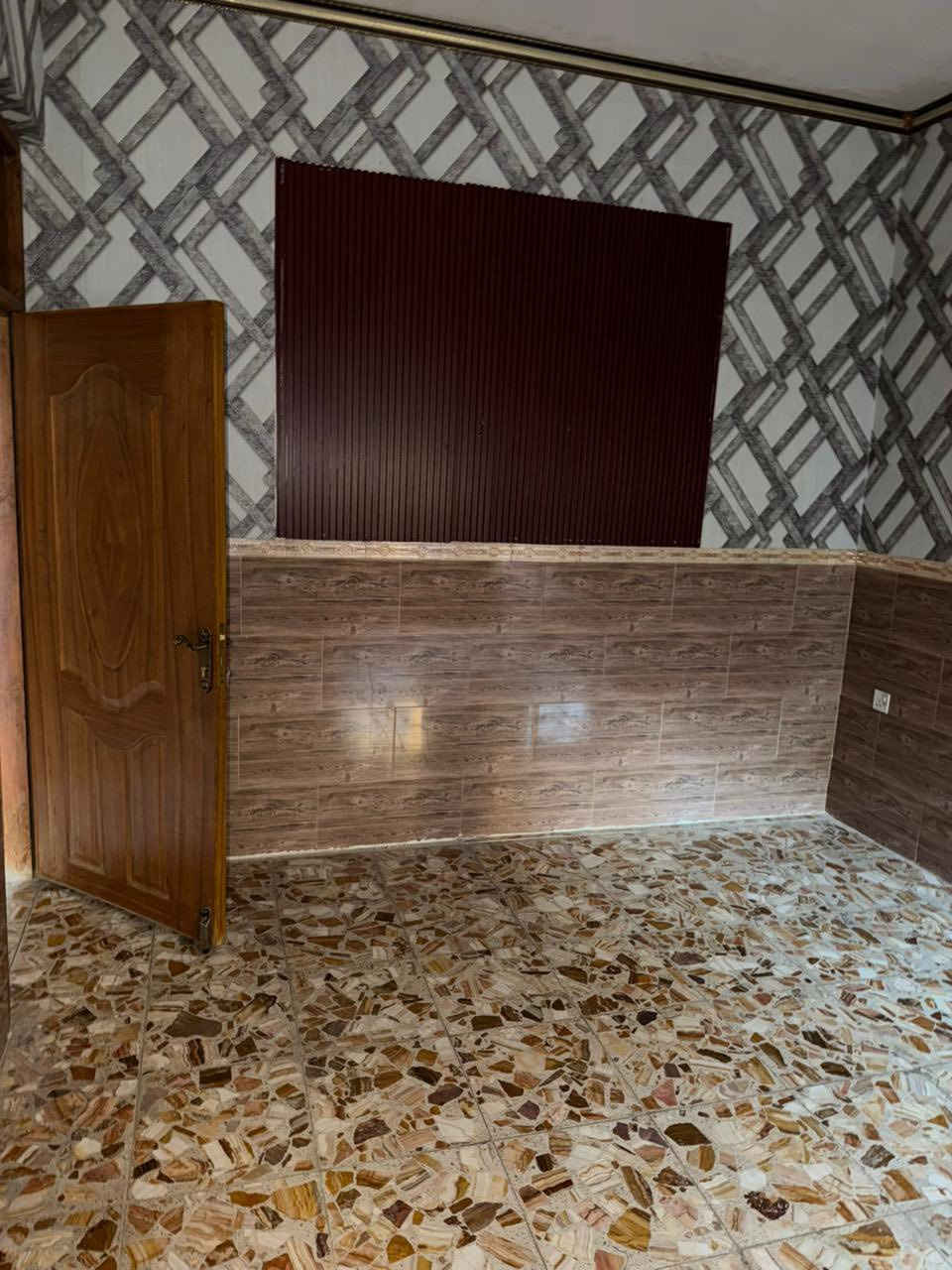 السلام عليكم بيت للإيجار (450) قفل مشتمل مساحه 100 /3 غرف نوم وحولي واستقبال طابقين بضغط شارع بيت حاشوش خلف مدارس اليوسف الأهليه

***********
