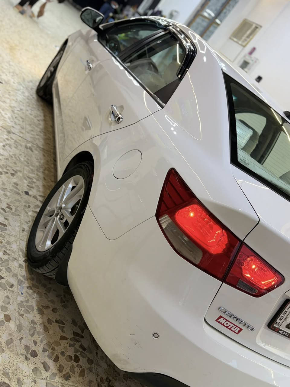 سيراتو موديل 2011 خليجيه محرك 1600 گير محرك لوك تخم تاير صدر لوك شاشه كأمره سويجات نسختين تبريد ثلج سنويه لل28 تحويل ثاني يوم 
بيها  برأس الجاملغ الأمامي شويه صبغ قدرشبر وبيها بارد بالباب الخلفي فقط بدون لا دواخل ولا كلشي الباقي مكفول 
سعرها 105 وبيها مجال بسيط مكاني الأنبار الرمادي 
***********
