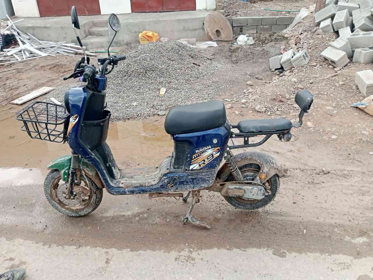 سلام عليكم دراجه نوع ار9 ريان موديل 25 للبيع دراجه مواصفاتها معروفة خمس بطاريات سعره400الف و بيه مجال للطيبين رقم الهاتف ***********
