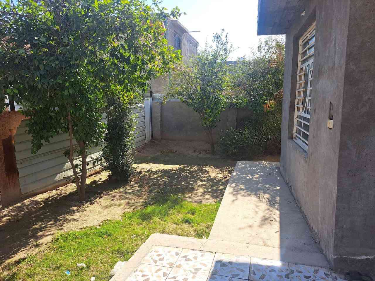 بيت للبيع او مراوس ويرهم اقساط حسب الاتفاق موقعه في عنانة بداية المنطقة ثالث بيت عن شارع  يتكون من غرفتين وصاله ومطبخ وهول ومجمع صحيات داخلي وخارجي مع حديقة مساحه ٣٥٠
