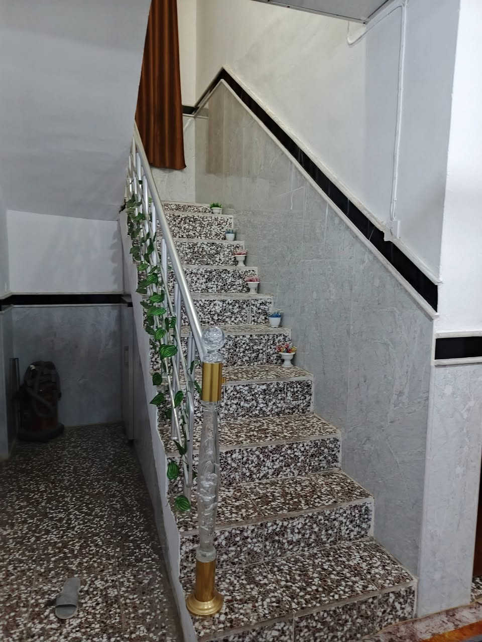 دار للبيع موقع حي الشهداء الاول قرب حسينية حي الشهداء
مساحته ٢٠٠متر يتكون من طابقين الاول غرفتين وصالة 
الطابق الثاني غرفتين وصالة وصحيات لمعرفة السعر تواصل على هذا الرقم
***********
