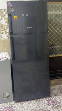 ثلاجه ارجلك جديده للبيع سعره 300 الف وبيه مجال 07716571035