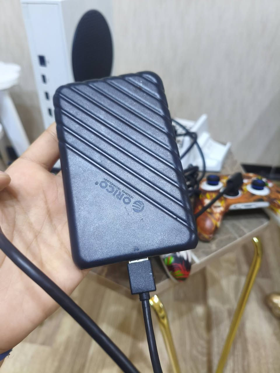 السلام عليكم اكس بوكس سيريس 
الجهاز جديد استخدام قليل
ملحقاته جوستك 3اصليه وحده تجاريه
زائد مبرد اكس بوكس سيريس 
زائد هارد خارجي 256
زائد بطاريات جديده 3اصليه
زائد شتراك كيم باس شهرين 
زائد لعبه مشتريها 25دولار دائميه باتل فيلس
وملحقاته كاملا كلها
سعر 375وبي مجال 
للتصال علا الرقم ***********
مكاني تكريت شارع الاحتفالات
