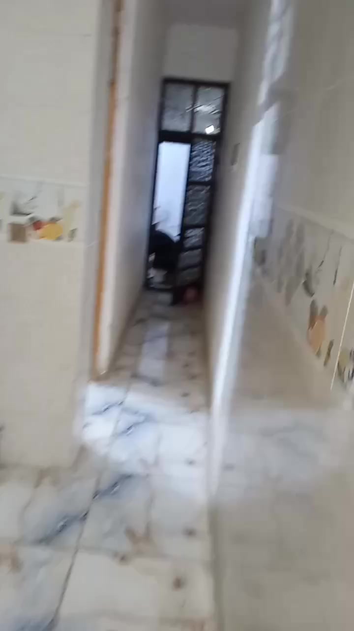 بيت طابق ارضي لليجار استقبال وساحه درج وصحيات وغرفه نوم معزول عن الطابق الثاني ب2/8 خلف مولده وسام الساعدي بسعر مناسب***********
