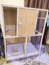 قفص خشبي. مال طيور الحب ارتفاع متر و٣٠ والعرض متر و١٠ نضيف كلش السعر 5...