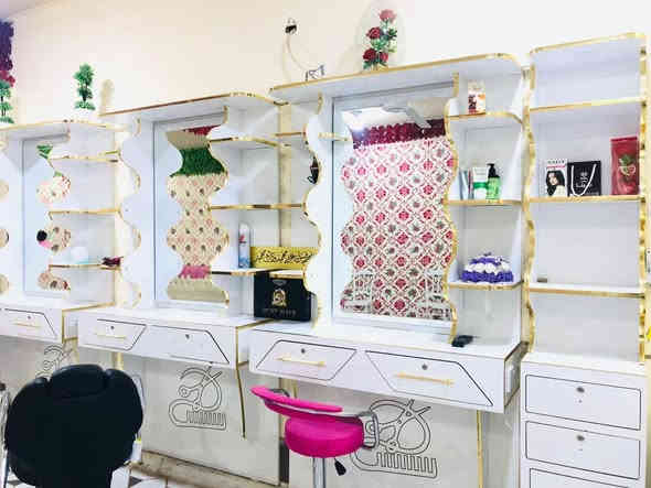 فرصة لاصحاب صالونات الحلاقة ثلاث ميز حلاقة مع فاترينه للبيع نظافة 100 بالمية سعر الميز الواحد 150 وبي مجال للشراي يجي وبي خير ويدلل  العنوان الكوفة شارع المعمل لمعلومات اكثر والاستفسار الاتصال بالرقم  ***********
