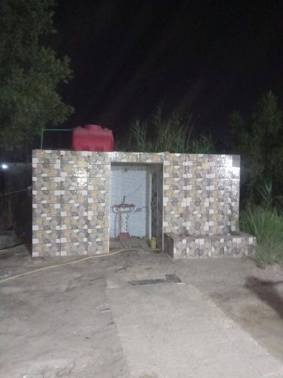 سلام عليكم بيت للبيع معه ارض  المساحه 900 متر عله طريق السنيه الدوانيه جهت الزوار يبعد عن شارع العام 75 متر يم عمود 706 كل الخدمات موجوده ثنين غرف وصاله ومطبخ واستقبال صحيات خارجه وداخليه ***********
