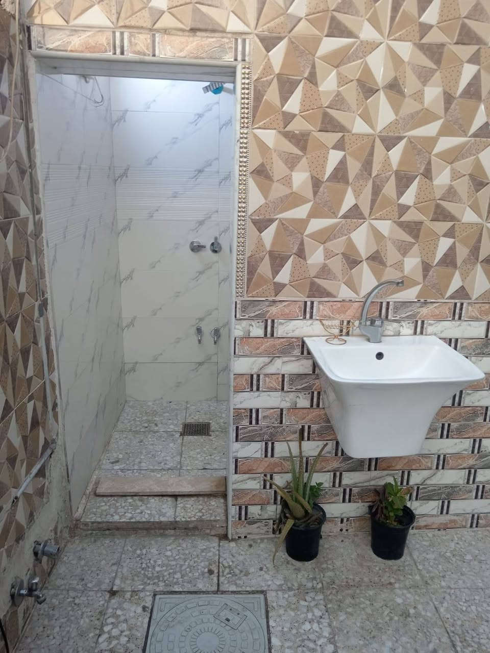 السلام عليكم بيت مساحه ١٤١ متر الشيشان قرب جامع بيت مجيسر مقابل أسواق تفاحه فرع الصيدليه الاستفسار على هاذه الرقم***********
