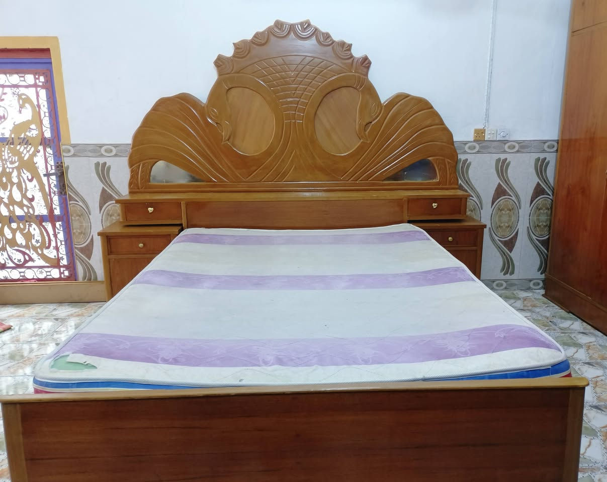 السعر 435 بيه مجال
رقم صاحب الغرفه /‏‪***********‬‏ مابيه اي ضرر
غرفه صاج عراقي 6 باب ( تزكام ) طابقين مع دوشك المكان النجف سعر مناسب جدآ
