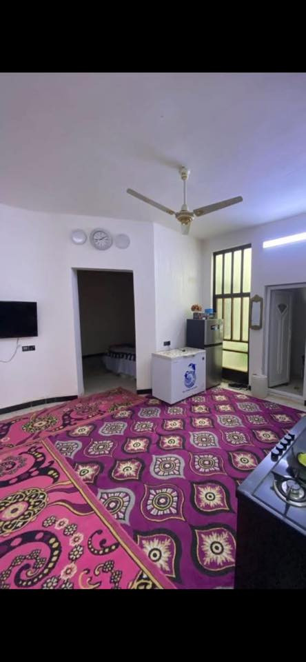 السلام عليكم دار للبيع مع الأثاث المساحة ٩٠ متر مربع ركن في شارع ابو الثلاجات يحتوي على ستقبال مطبخ+صالة وغرفة حمام منور كراج ٧في٣ الاثاث طباخ سنك مجمدة كنتور بلازمة مبردات عدد ثنين حديد وبلاستك سخان دانكي السعر ٣٨ مجال قليل الأستفسار ***********
