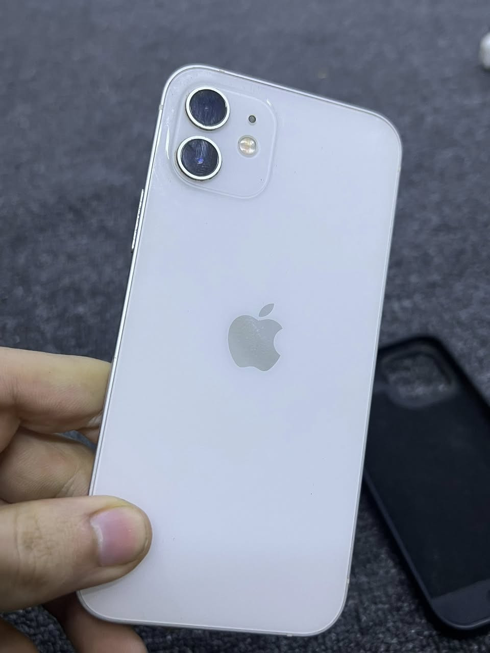 ايفون 12 عادي 64 وياه كارتونه فقط مبدله بطاريه قبل سنه وشويه وسماعته الفوك واكفه بس شغال اي اشكالات مابي للبيع رايده 200 وبي مجال شي قليل ***********
