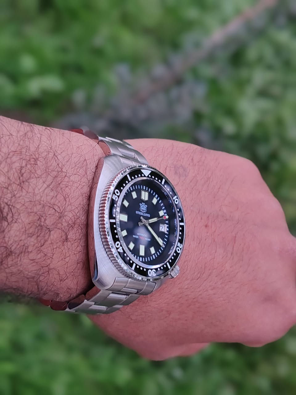 ساعه جديده للبيع
ستيل دايف تعمل بنظام الاوتوماتيك

 إليك مواصفات ساعة ستيل دايف🔻⬇️

​المحرك (Movement): ياباني أوتوماتيكي أصلي من نوع Seiko NH35، يدعم التعبئة اليدوية وثواني التوقف، ويشتهر بعمره الطويل ودقته

​الزجاج (Crystal): من الياقوت الصناعي (Sapphire Crystal) المقاوم جداً للخدش، مع طبقة داخلية زرقاء مضادة للانعكاس لرؤية أوضح

​مقاومة الماء (Water Resistance): تصل إلى عمق 200 متر، مع تاج (برغي) محكم الإغلاق لضمان عدم دخول الماء أثناء السباحة أو الغوص

​مادة التصنيع (Material): الهيكل والسوار مصنوعان بالكامل من الفولاذ المقاوم للصدأ 316L (Stainless Steel) عالي الجودة والمقاوم للتآكل

​الإطار الخارجي (Bezel): مصنوع من السيراميك المقاوم للخدش، قابل للدوران باتجاه واحد، ومزود بأرقام وعلامات مضيئة بالكامل

​الإضاءة (Luminova): إضاءة ليلية قوية جداً من نوع Swiss C3 / BGW9 تغطي العقارب
 العلامات، وكامل أرقام الإطار الخارجي


**إذا كنت صاحب هذا الإعلان وتريد حذفه لأي سبب، رجاءا أرسل رسالة إلى الدعم الفني**