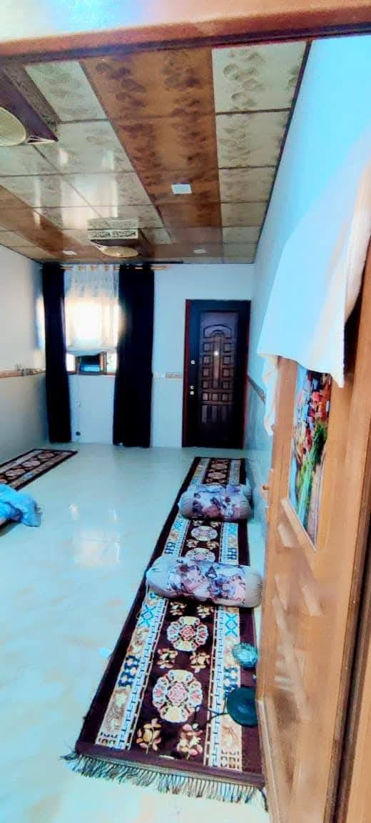 دارللبيع مساحة/150/مترطابقين كامل 
العنوان:قادسية الثانية
نوع العقار:طابو ملك صرف 
مواصفات:فول كاشي وسقف ثانوي
يحتوي على: استقبال،هول،مطبخ،غرفتين نوم 
موقع مميز وشارع عريض تبليط ومجاري وماءحلوو 
سعر:١٣٥ مليون وبيها مجال 
للاستفسار مراجعة مكتب النورين للعقارات والمقاولات أو الاتصال على الارقام التاليه:***********واتسأب
