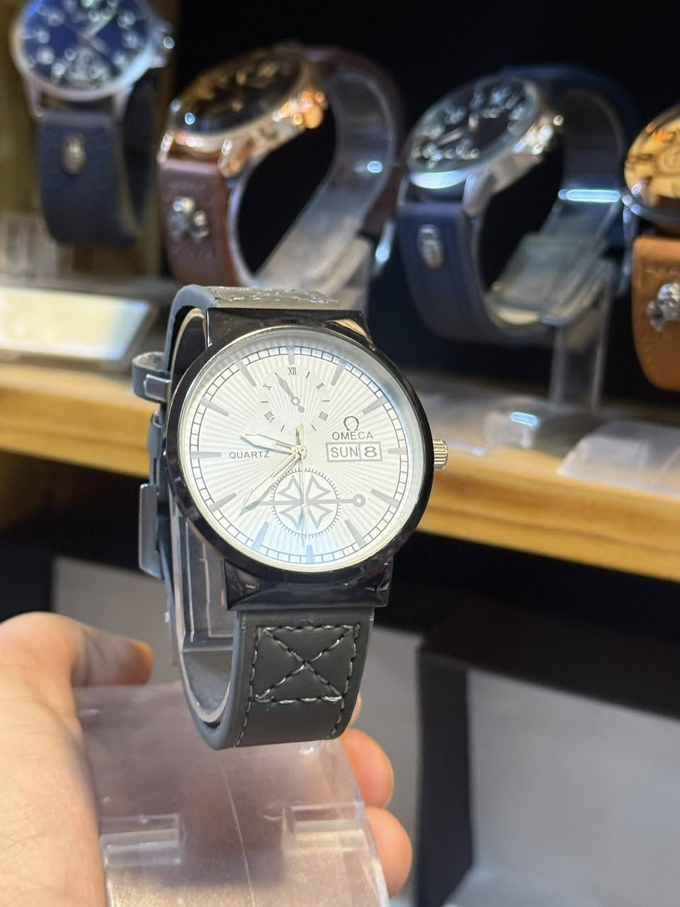 #عروضنا للعيد ساعات رجالي ونسائي 
        فقط ب 5 
الانبار هيت حي الجمعيه شارع حامي مقابل مجمع الملكه 
***********
