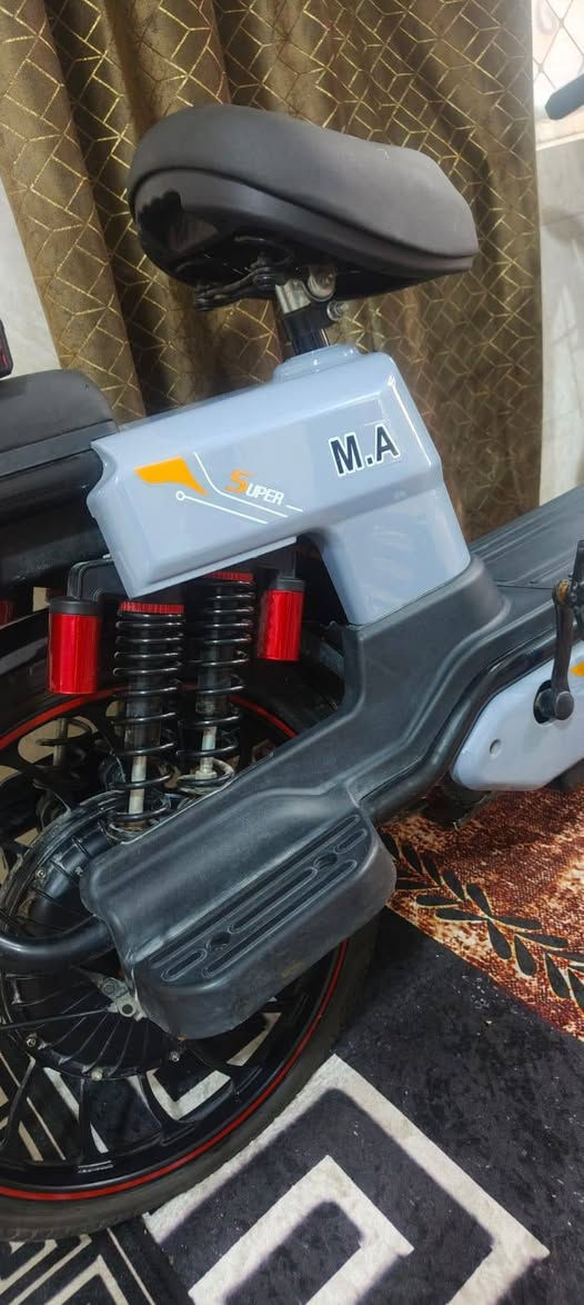 سلام عليكم دراجه شحن حجم 20 حجم كبير مو زغيره 5بطاريات الاصلي بصمه بيها ثنين دراجه بعدها زيرو بعدها جديده نضام حساس سرقه نضام لايت منضومه زنزن ثلجي بيها كير وتماتيك 4 كير دراجه كامل موصفات ماخذها 600 اريدها 300 وبل عافيه عل الي ياخذها مكاني الشعب رقم *********** واتساب
