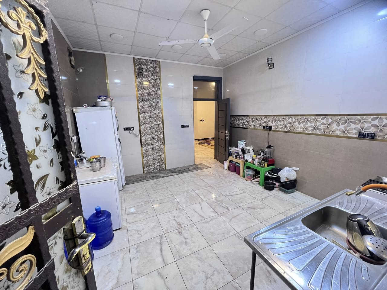 🏠 عرض مميز للبيع – مكتب علاء الشمري
بيت سكني بطابقين بمواصفات مرتبة ومناسب للعوائل 👌  

📐 المساحة: ———  

🔹 تفاصيل الطابق الأرضي:  
غرفتا نوم، صالة استقبال، مطبخ، مجموعة صحية داخلية وأخرى خارجية، طارمة كبيرة ومساحة مريحة.  

🔹 تفاصيل الطابق الثاني:  
غرفة نوم، صالة، مجموعة صحية.  

✨ موقع مناسب وسكن هادئ  

📞 للاستفسار والتواصل:  
***********
