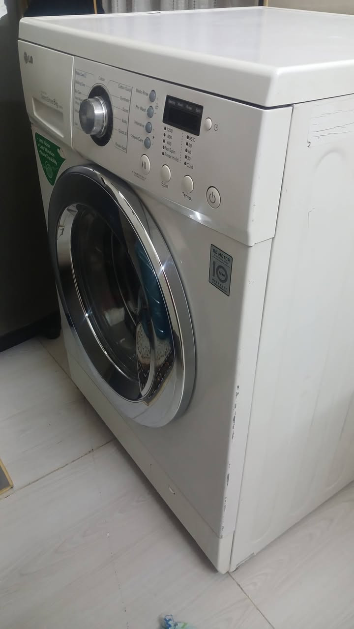 السلام عليكم ال جي ٨ كيلو 
مكاني بغداد الكرخ 
*********** 
السعر ٢٢٥ نظيفة كلش
