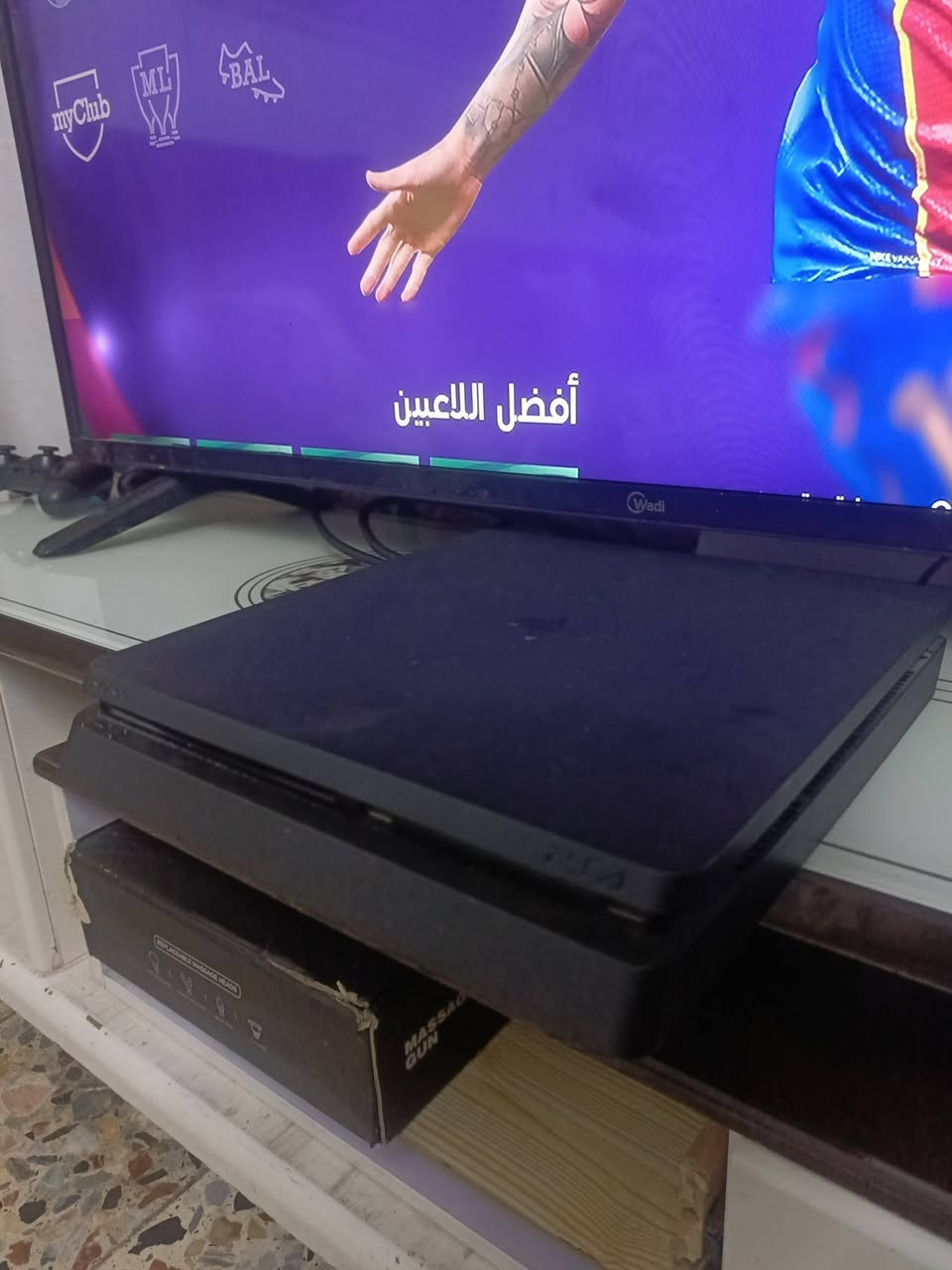 السلام عليكم 
بلي ستيشن 4 سلم للبيع 
بلي نضيف وبرغي ما مفتوح 
بلي كامل يجي ويا يديتين والالعاب عدكم الي موجودات بالصوره 
حتى وايراته وكيبلاته كاملات 
السعر مع التواصل
للاستفسار الاتصال على الرقم التالي 
***********
