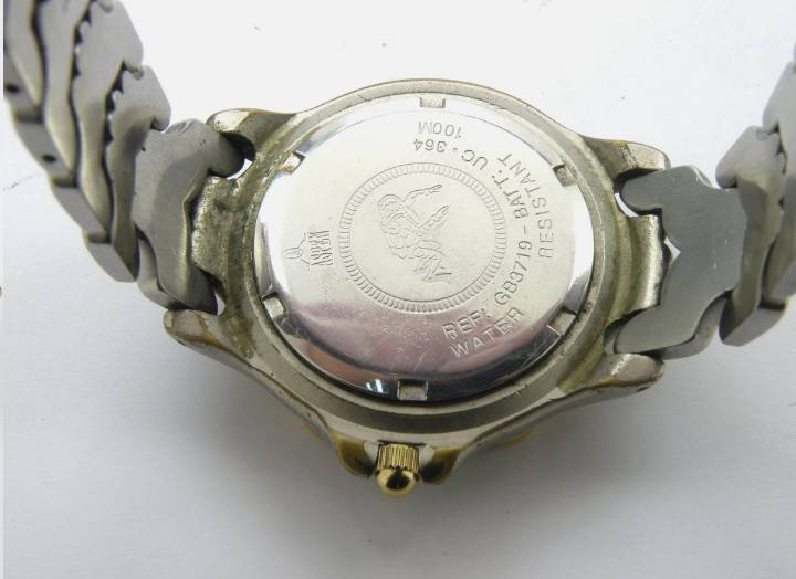 ساعة يد من طراز Rotary Sapphire 100 Metres. تتميز هذه الساعة بالخصائص التالية:
مقاومة الماء: مصممة لتحمل التعرض للغمر في الماء حتى عمق 100 متر، مما يجعلها مناسبة للسباحة طوال اليوم. 
الزجاج: تحتوي على زجاج ياقوتي (Sapphire Crystal) مقاوم للخدش، مما يوفر وضوحًا فائقًا وحماية دائمة للاستخدام اليوم
للتقيم ثم البيع


**إذا كنت صاحب هذا الإعلان وتريد حذفه لأي سبب، رجاءا أرسل رسالة إلى الدعم الفني**