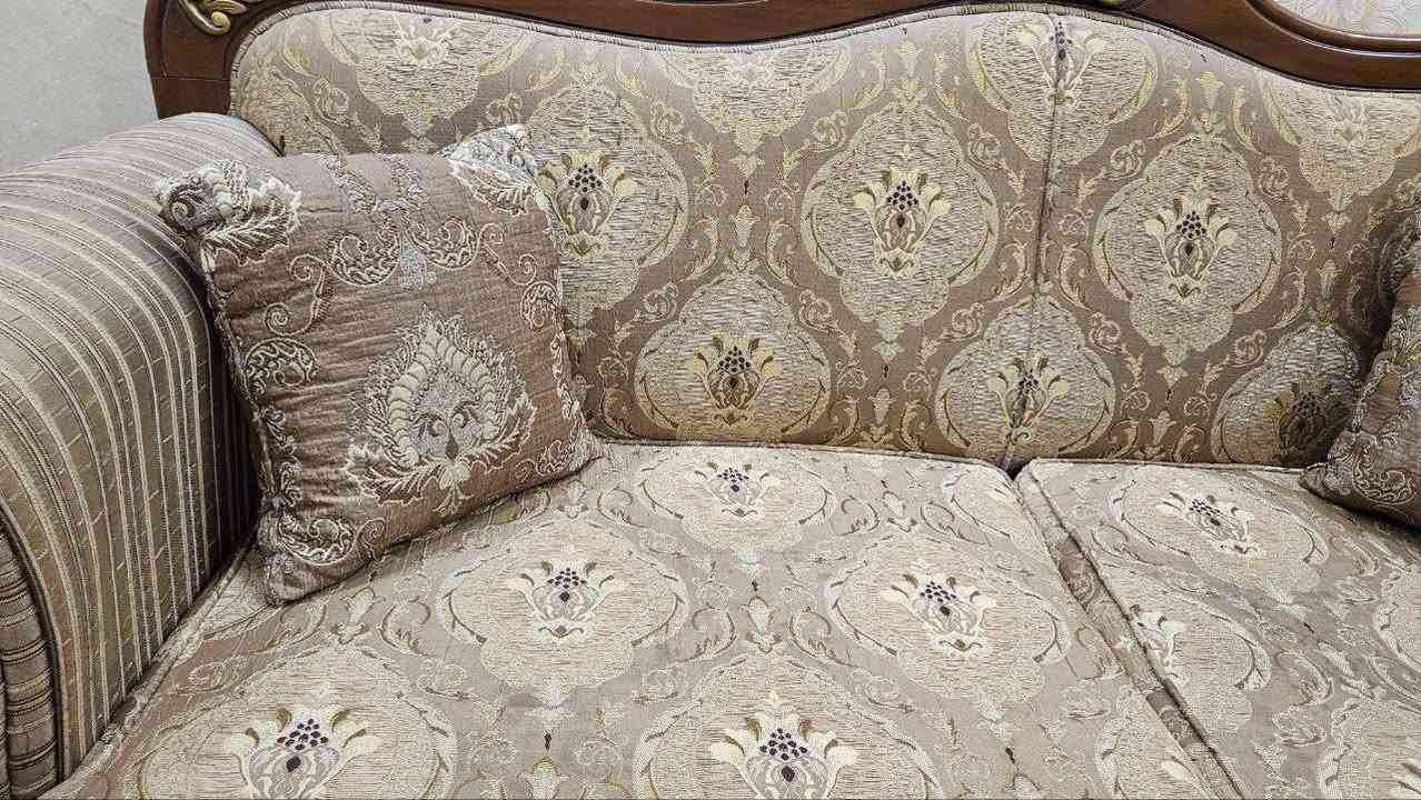 للبيع خشب بلوط اصلي الطخم ضمان مدى الحياة تكدر تشيله تغسله وترجعه بدون مينزل ابد للإستفسار اكثر ***********
