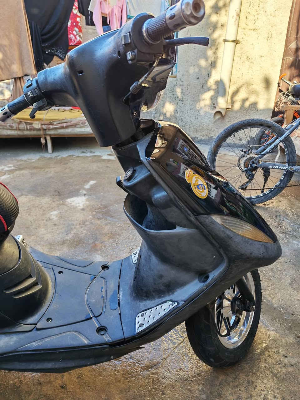 السلام عليكم : 
ماكس عدله رياضي 55 بوشه + صالصنه رياضي + سلف رياضي + ولفات جديده مرتبه + هندر كامل جديد بلاضافه غراضهه البدلاديه موجودات يتكونن من ( صالصنه + البوشه البلادي + الكفرات ) متوفرات تاخذهن وي دراجه 
دراجه بيهه نقوصات حالهه حال اي دراجه ونقوصات بسيطه 
والسعر خاص ( واتساب او اتصال / *********** )
