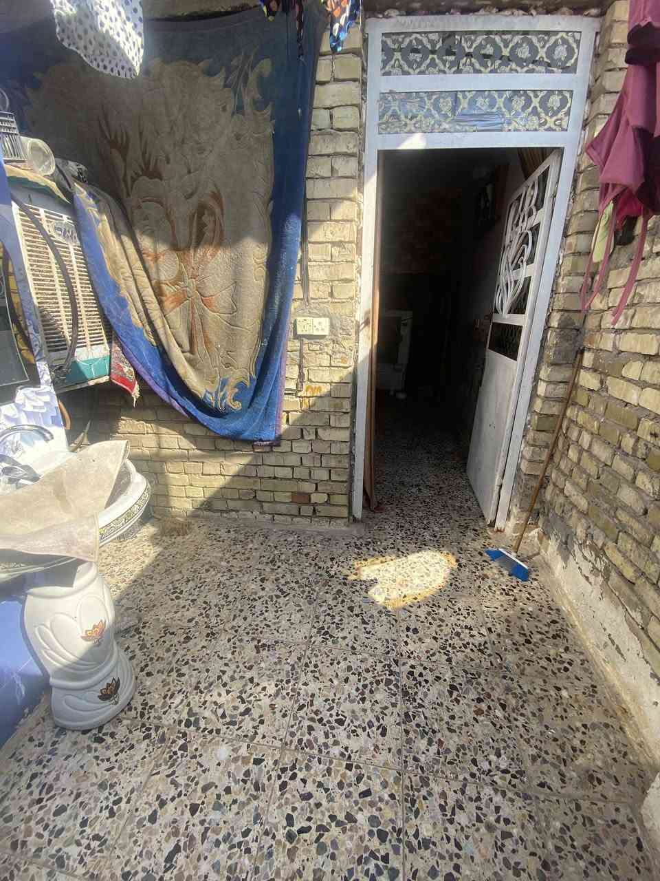 سلام عليكم بيت للبيع مساحه ٧٥ منطقه مجاري وتبليط جاي يشتغلون هاذ التصوير قديم البيت طابق ونص غرفتين نوم صاله استقبال مطبخ حمام مشترك كامل مكمل تجيب غراضك وتكعد بي كبل السعر ٣٥ العنوان حي طارق ال١١٠ ***********
