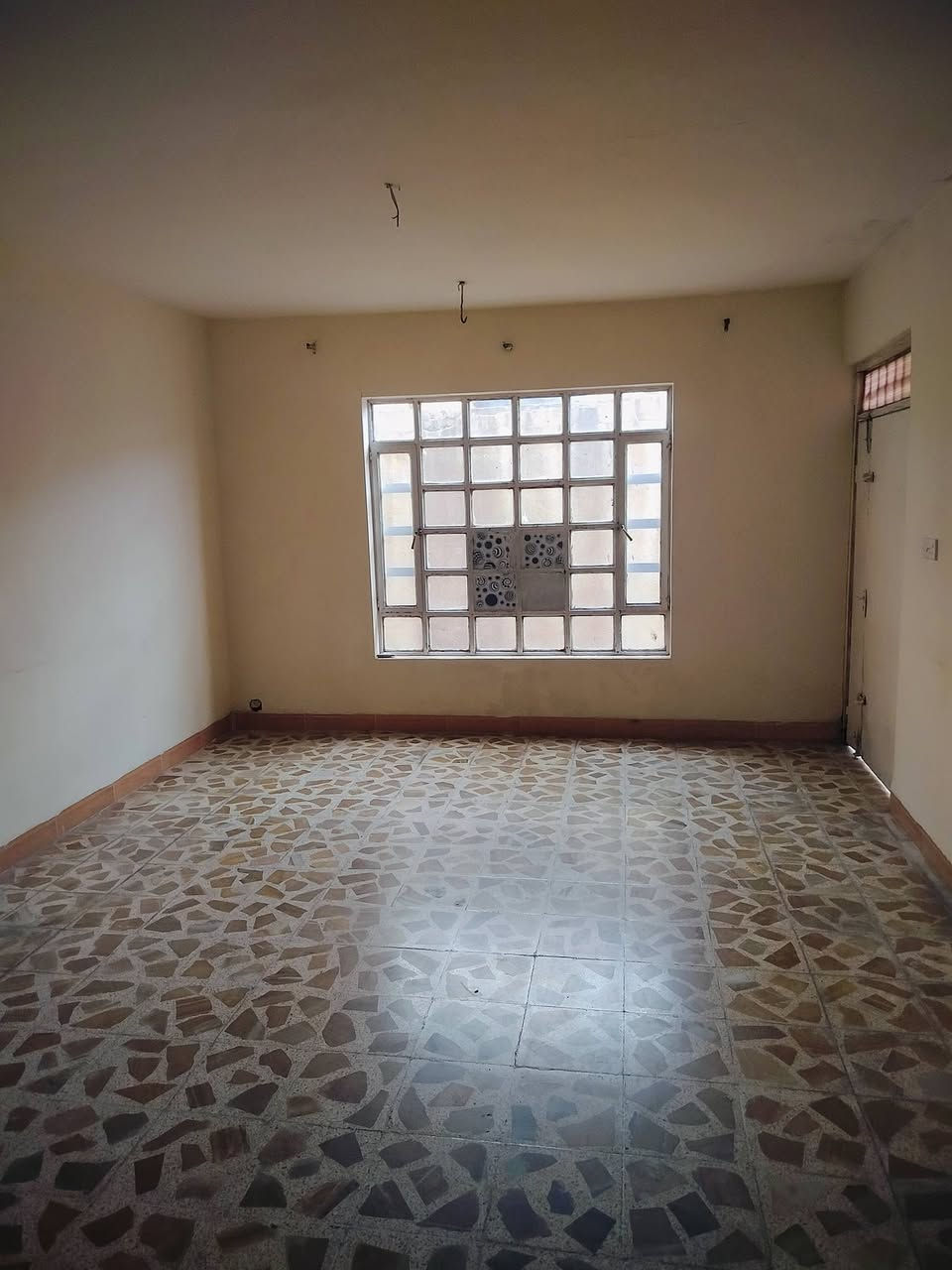 السلام عليكم بيت للايجار مساحة 200 متر موقع سومر حي الساهرون غرفتين وهول واستقبال ومطبخ وصحيات ايجارو 300الف للتواصل 
***********
#شهاب للعقار
