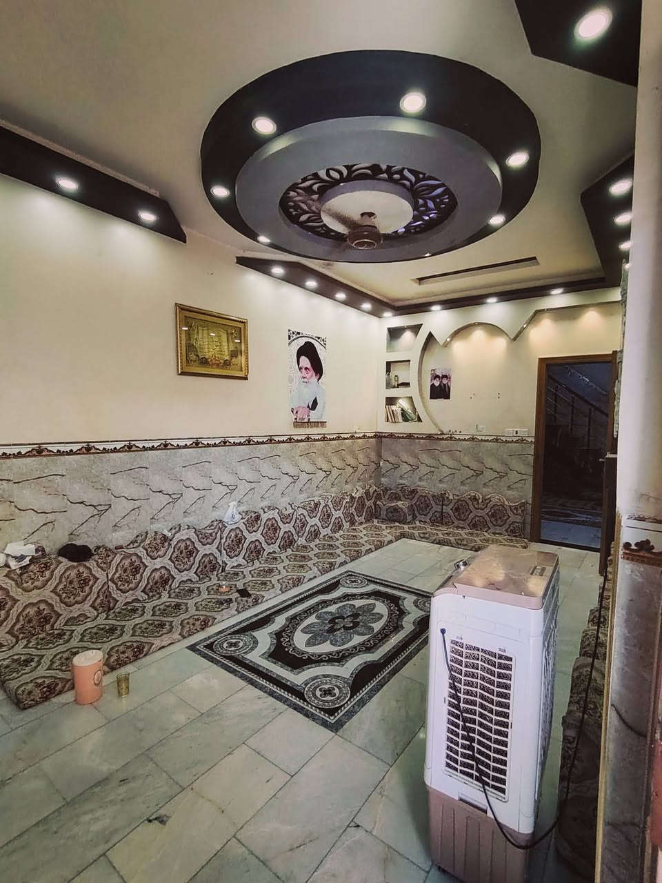 سلام عليكم بيت للبيع طابو صرف مساحه 75الطابق الاول  يحتوي على استقبال وحمام وصحيات بره وحمام وصحيات ومنور جوه وصاله ومطبخ  الطابق الثاني غرفتين وصاله وحمام وصحيات بناء حديث مرمر وسيراميك صب كونكريت مكان كربلاء المقدسة حي النضال قرب المستوصف السعر  88 وبيه مجال للشراي  رقم الهاتف *********** شارع عشرين عليه تبليط كامل كهرباء ومجاري وماء
