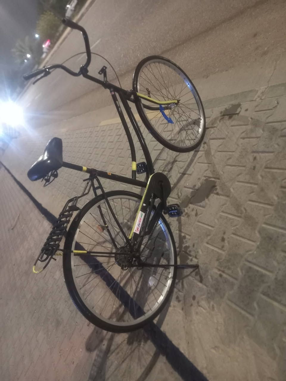 السلام عليكم بايسكل للبيع فول نضافه مرتب حيل لونه حلو مميز سود عله سمنتي حلو يخبل بايسكل نضيف حيل سعره80٠ وبي مجال للشراي خاص مفتوح رقم الهاتف*********** وتساب
