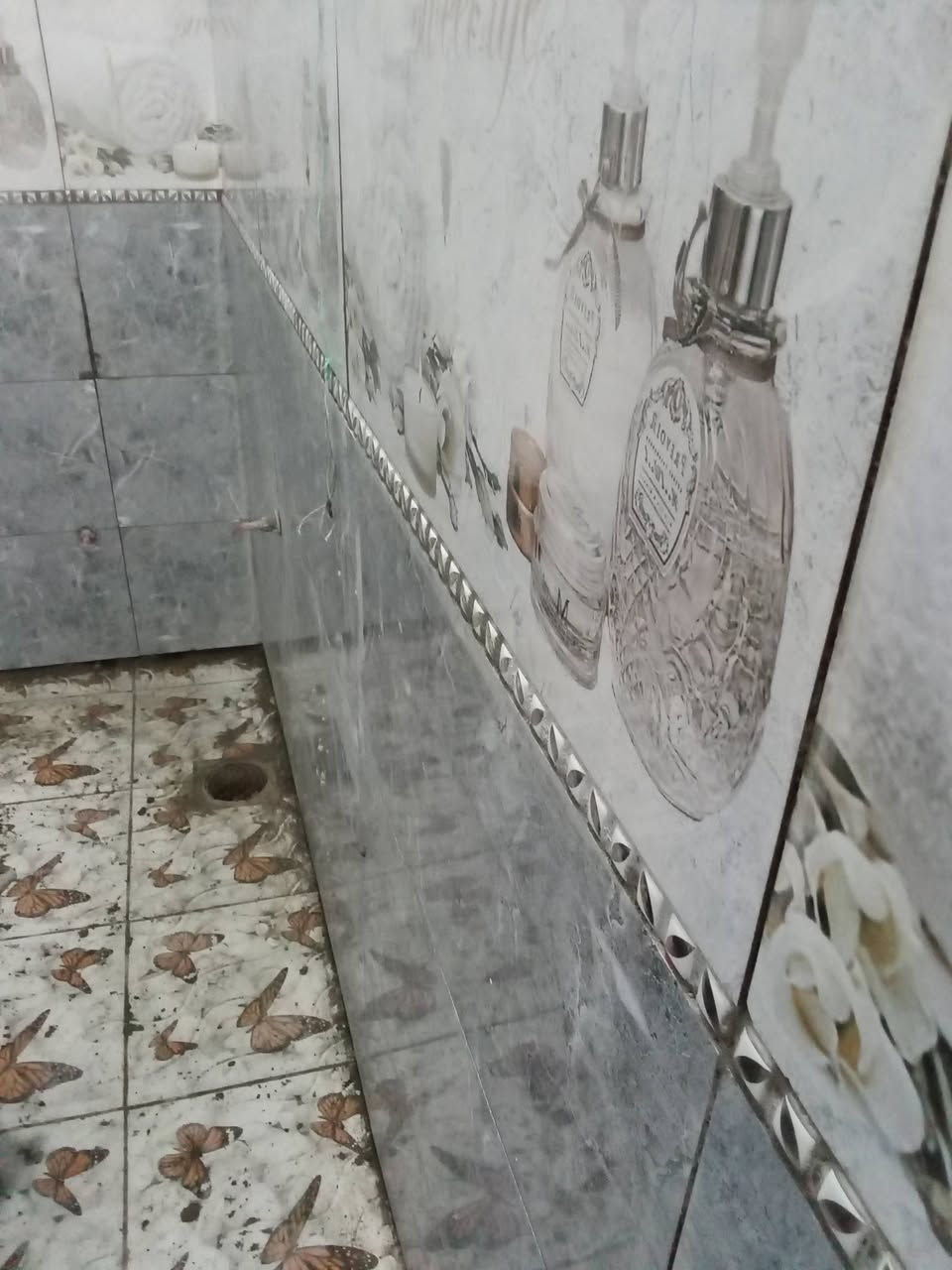 اسطة كافة ترميمات من لبخ وجص وبناء وصب ونجارة سقف صحيات ***********
