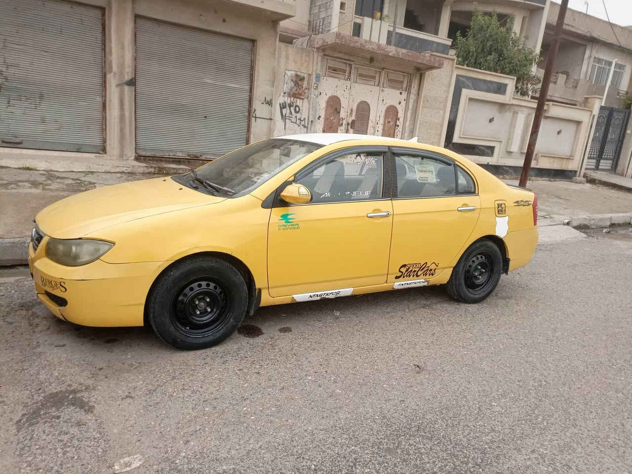 السلام عليكم
للبيع موديل 2011 محرك وكير يارس توماتيك 

 كابون بانزين بيها ما بيها لا ضرر ولا معجوع  

كهربائياتها كلها شغالاطخمها جديد طخم تاير جديد 

تتفئ تبريد كله شغال سياره مال بيت مو مال شارع

صاحبها شرعي موجود بل موصل 

 هيئه غرامات تاخذ صفر 

سعر 47وبيها مجال 

رقم ***********
